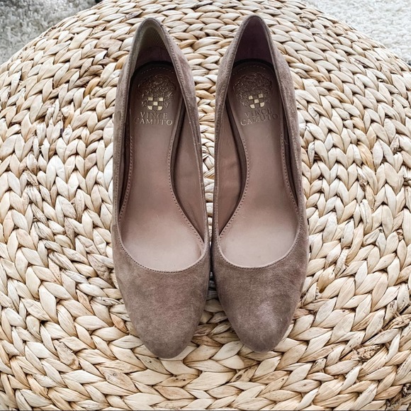 Vince Camuto Shoes - Vince Camuto suede tan pumps size 8M